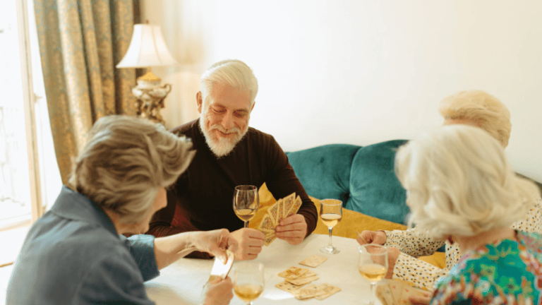 Personne âgée jouant aux cartes, chez elle