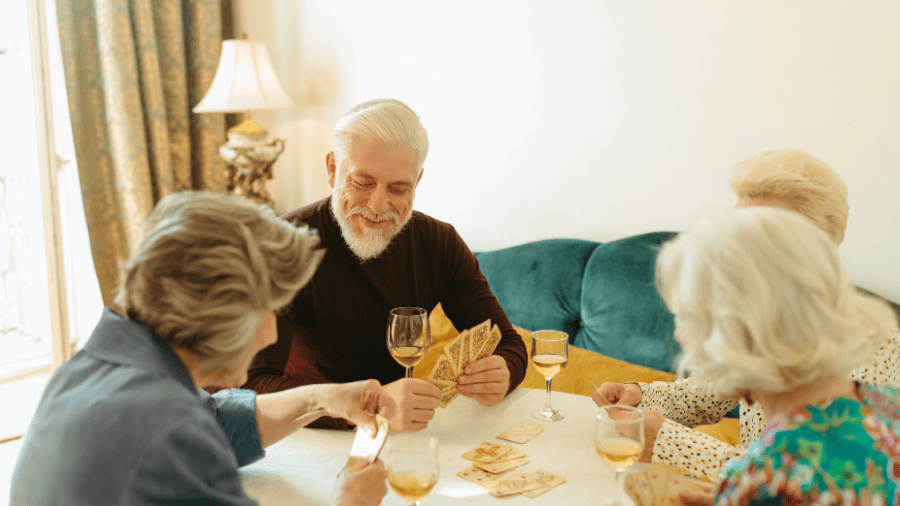 Personne âgée jouant aux cartes, chez elle